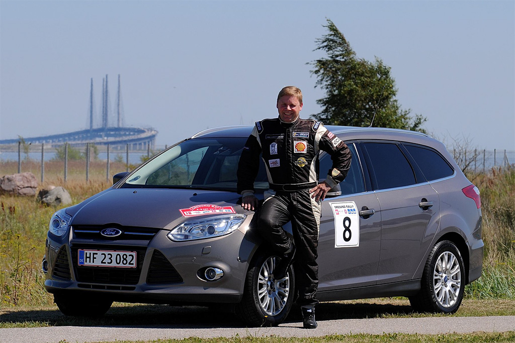 Racerkøreren Martin Berner skal køre økonomisk i Oresund Rally i Ford Focus med den nye 1.0 EcoBoostmotor. Under løbet skal han blandt andet passere Øresundsbroen, som ses i baggrunden
(Foto: Michael Eisenberg)